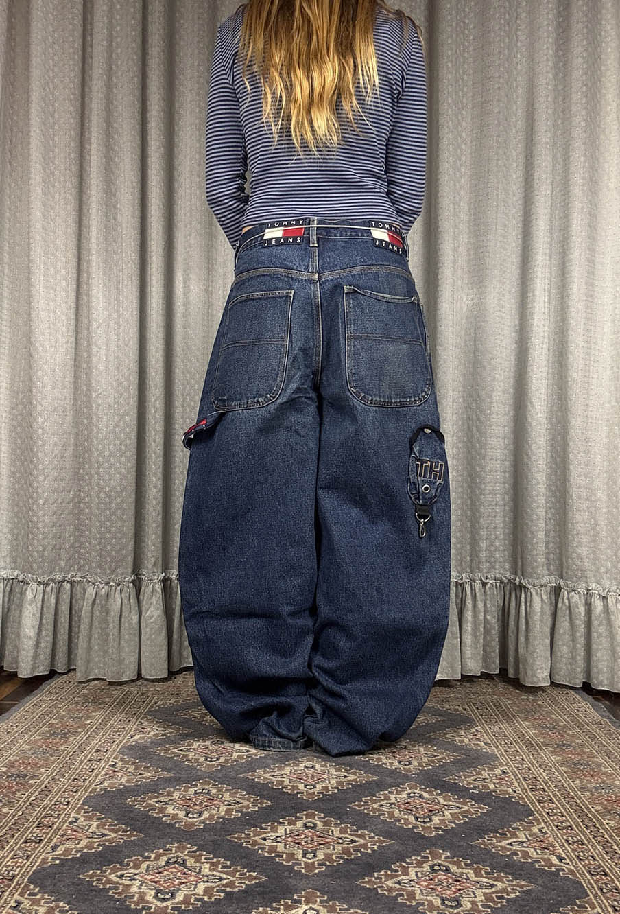 TOMMY HILFIGER Baggy jeans indossati fronte