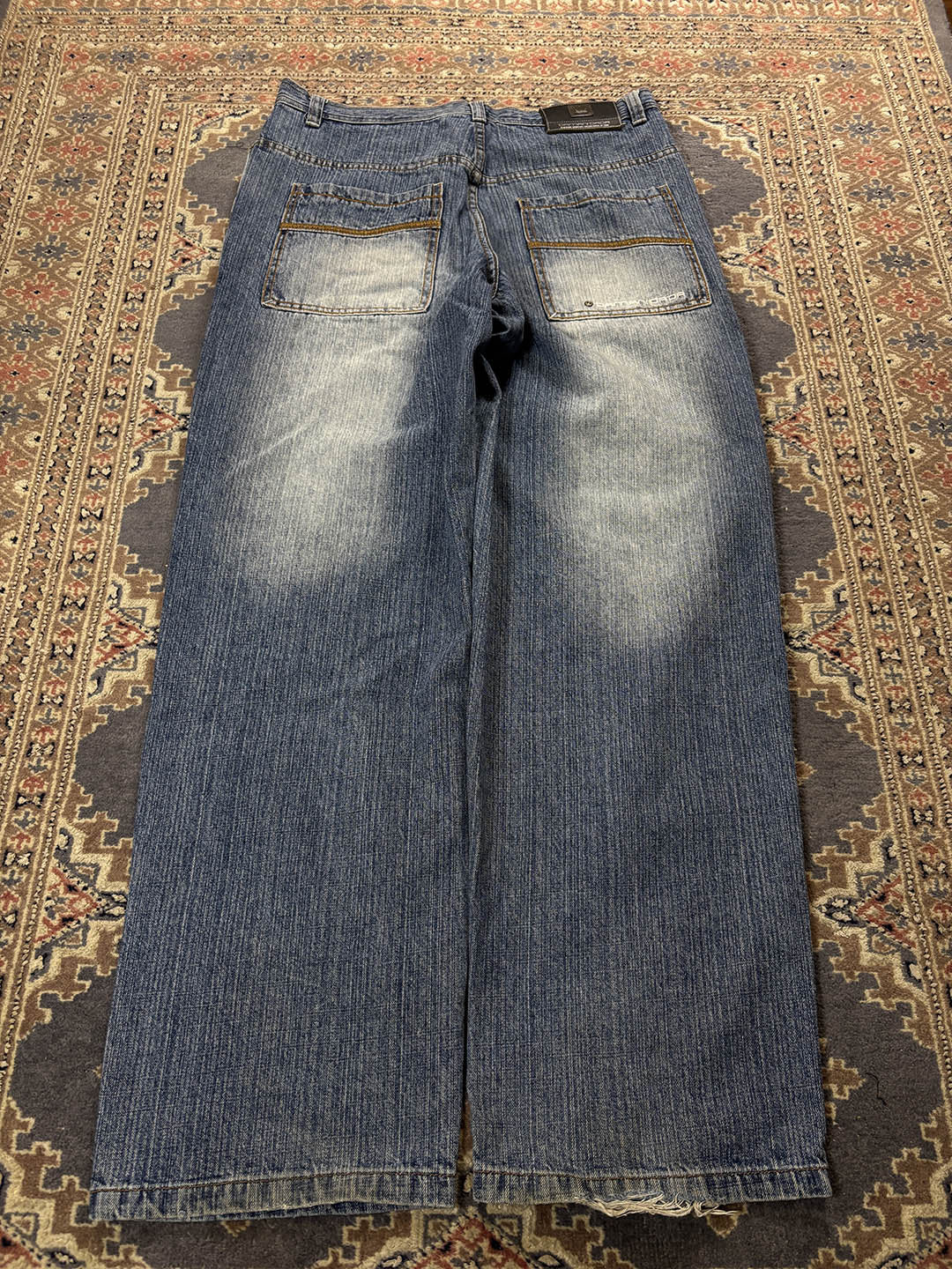 DAMANI DADA Baggy jeans distesi per terra, dettagli retro
