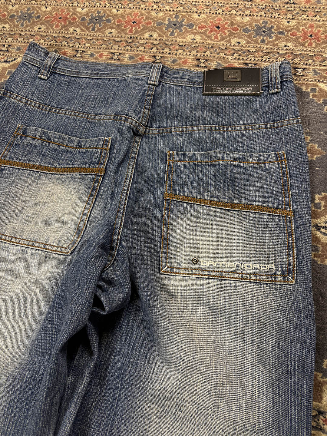 DAMANI DADA Baggy jeans, distesi per terra, dettagli retro