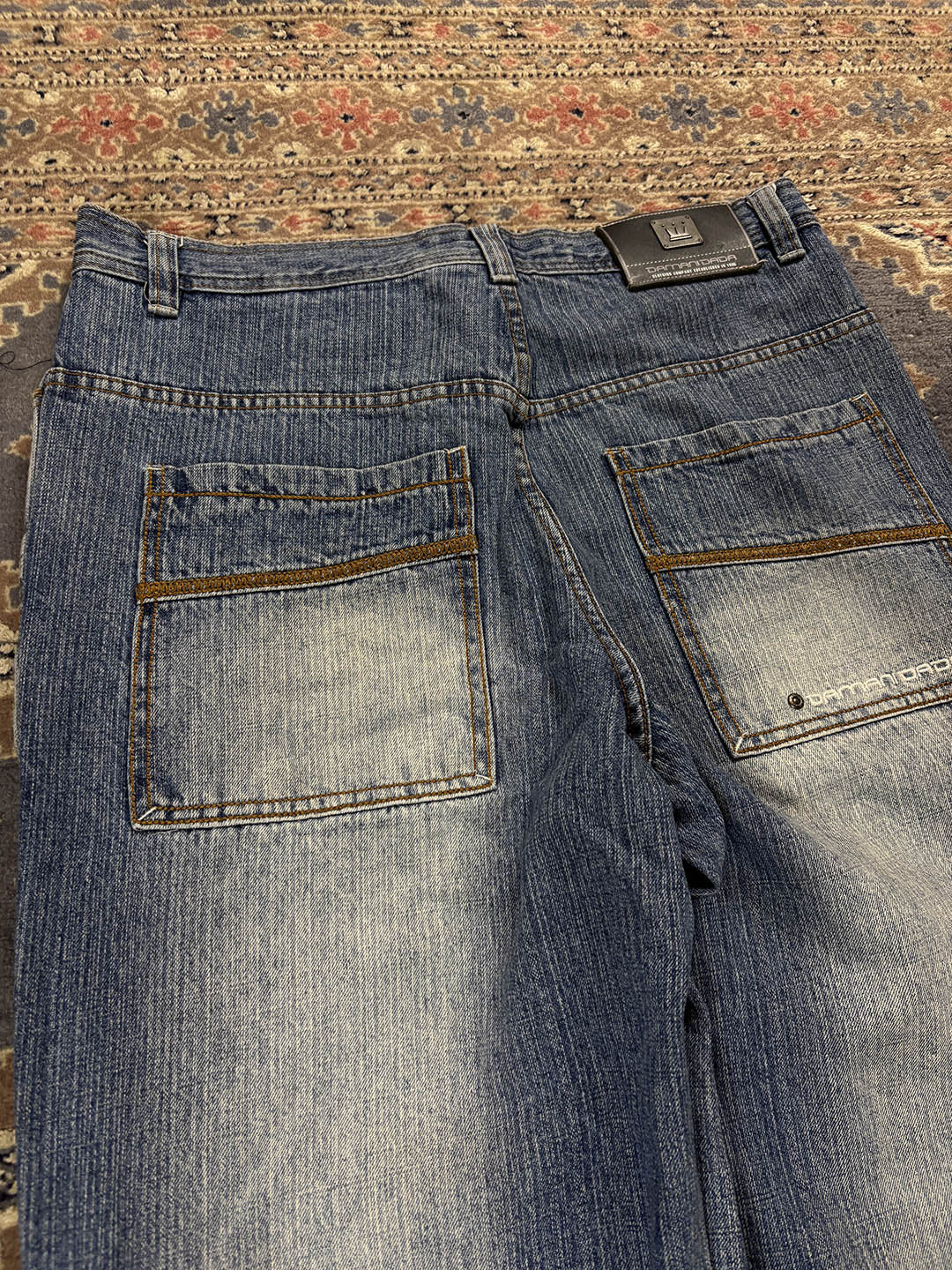 DAMANI DADA Baggy jeans distesi per terra, dettagli retro